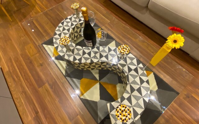 Luxury High Street Apartment