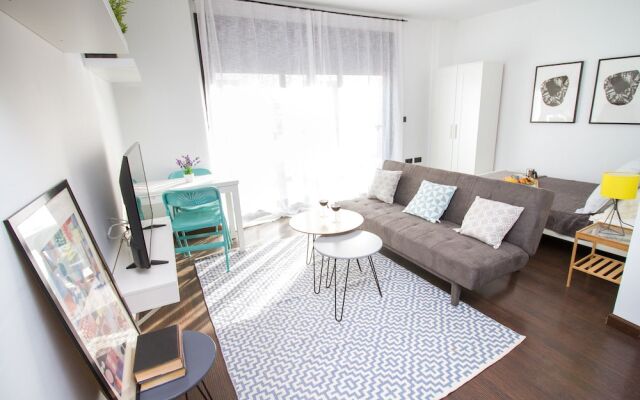 Modern & Stylish Flat Dos Aceras by La recepcion