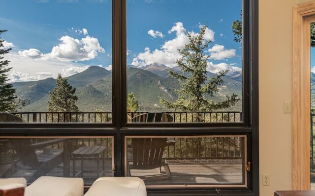 Cedar Upper Luxury Vacation  At Windcliff 3 Bedroom Home by RedAwning