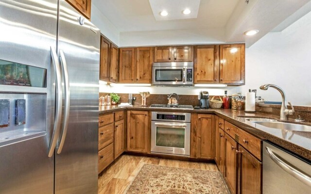 4 Bedroom Antlers Vacation Rental With Incredible Slopeside Views and Just a Short Walk to Gondola and Lionshead Village