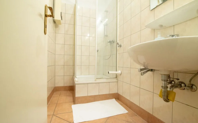 Tolstov-Hotels Large Central Apartment