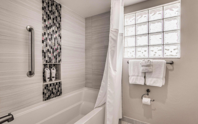 Inn of Naples, Tapestry Collection by Hilton