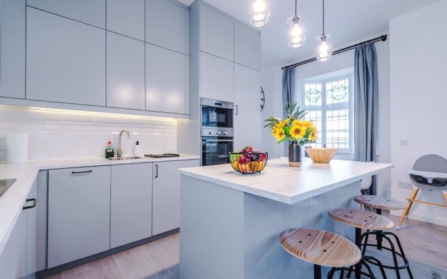 New Stylish City-centre Flat w Parking Sleeps 4