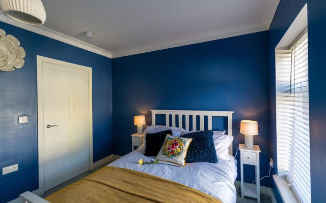 The Hollywood Beautiful 3 Bedroom House