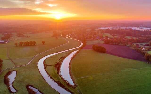 Dreamy Chalet with Covered Terrace near Nature