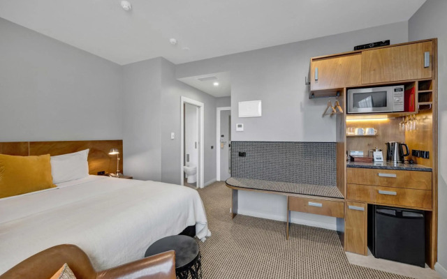 King and Queen Hotel Suites