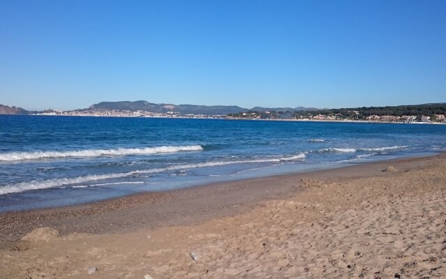 Studio neuf climatisé petite vue mer plage à pieds - Ted Home