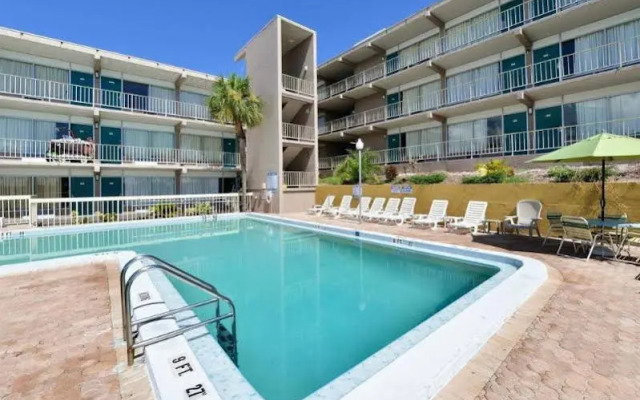 Econo Lodge Space Center