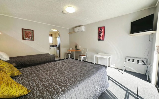 Kingswood Manor Motel