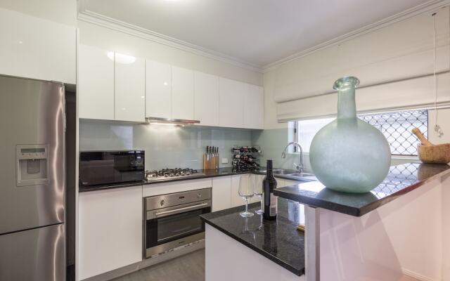 Coogee Beach With AC Close To Beach And City