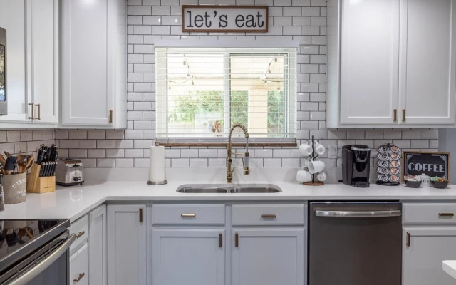 Chandler Galveston 4 Bedroom Home by RedAwning