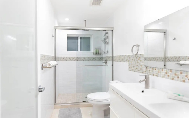 Stunning & Private 5 BDR Canal-front Home w/ Pool!