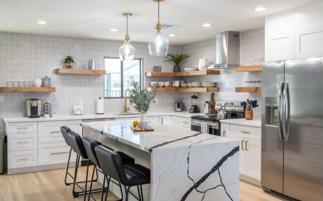 Tempe Wesleyan 4 Bedroom Home by RedAwning