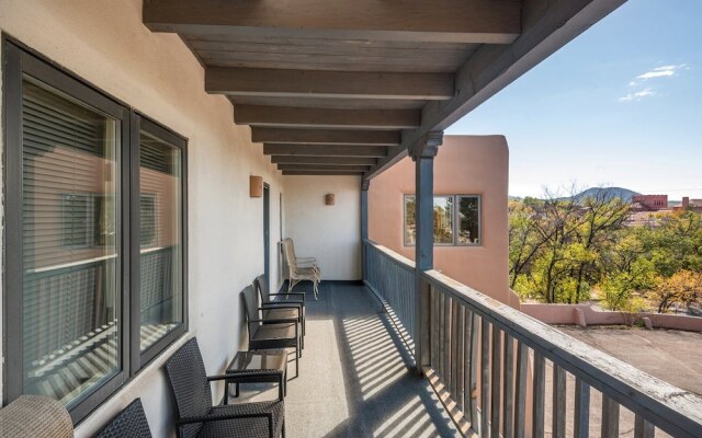 Encantada - Spacious and Luxurious Home, Walk to The Plaza