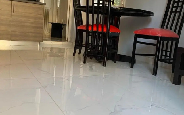 luxury apartment 11' from Athens center