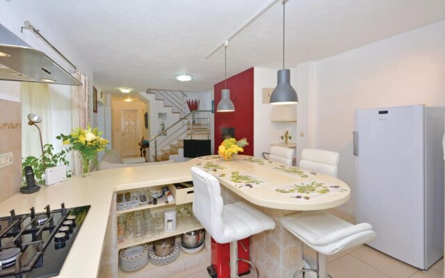 Beautiful Home in Podstrana With Wifi and 3 Bedrooms