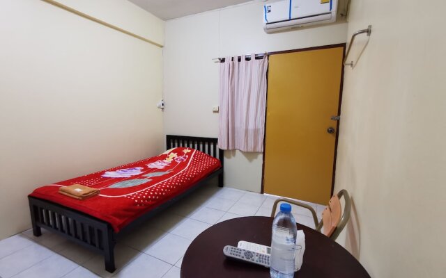 OYO Flight Hut Hotel