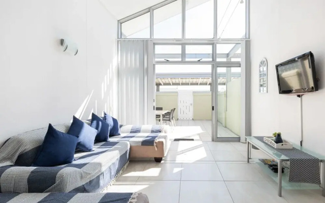 DejaBlu Beach Apartment by CTHA