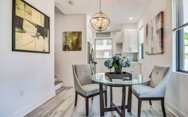 Modern Tampa Townhome Near Midtown WFH Friendly