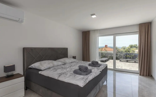 Spacious Pool Apartment Crikvenica