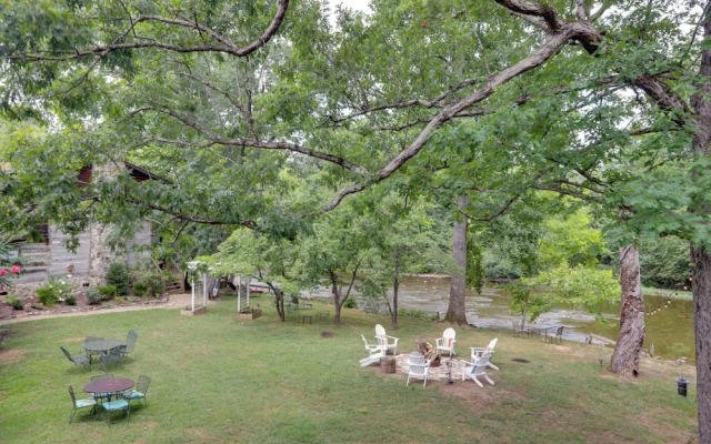 Riverfront Couple's Retreat in Smoky Mountains!