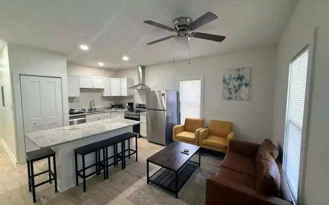 Newly Renovated 2 Bedroom - A Seasoned Superhost
