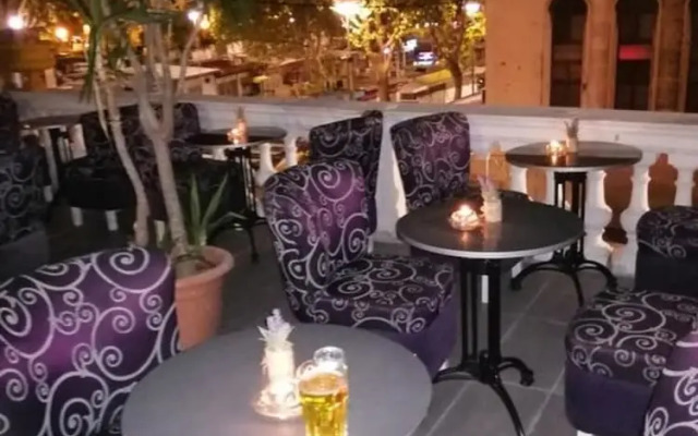 Spacious Deluxe Room - Hotel Rose