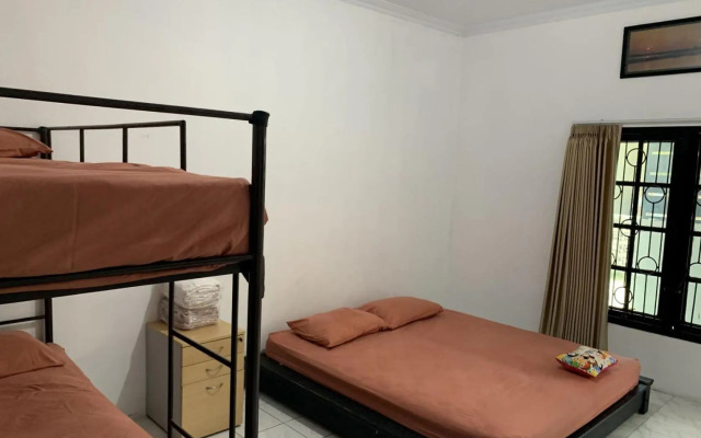 Recharge Cafe & Garasi Homestay