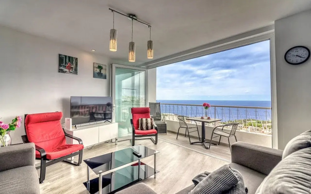 Spacious Central Apt w Private Parking Ocean View