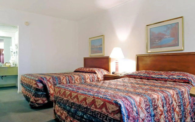 Econo Lodge Topeka Blvd.
