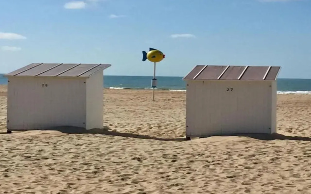 Comfy City Stay Near Sea