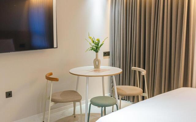Asherah Villard Aqua Business Hotel