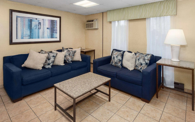 Days Inn by Wyndham Rockford I-90 Casino District