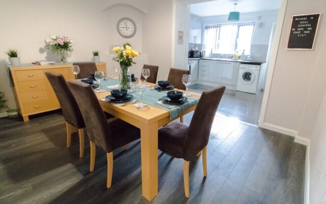 Ideal Home Away in Bury