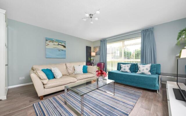 Surbiton modern 2 bedroom flat with parking