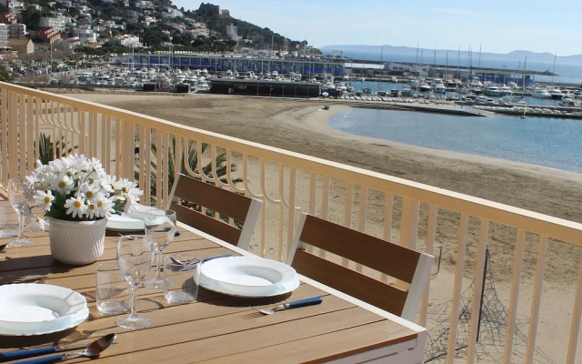 Avenida 5A in Roses With 3 Bedrooms and 2 Bathrooms