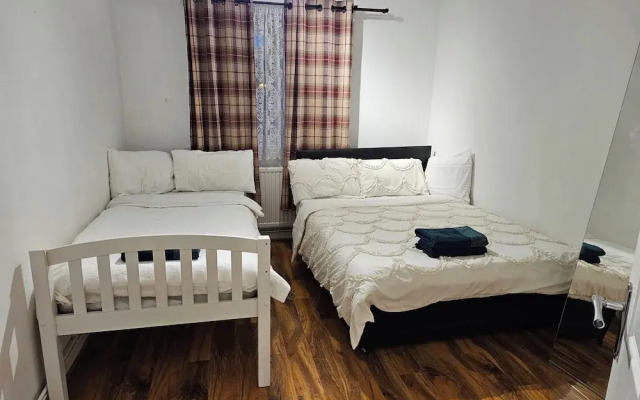 Mitcham Junction - 2 Bed Apartment - Sleeps 6