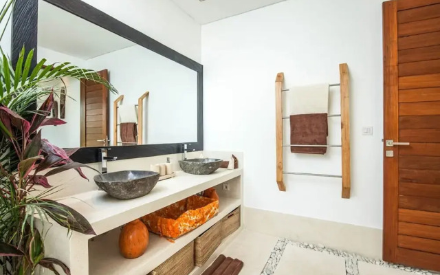 Villa 15 Stunning 6 BR Villa 400m to Beach