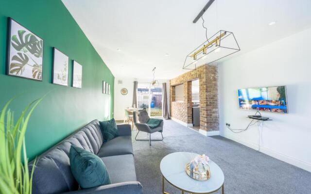 Spacious Modern 3 bed House Near Heathrow Airport