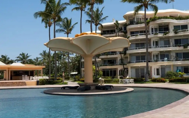 Ocean Front Condo With Pool Sleeps 6 Adults