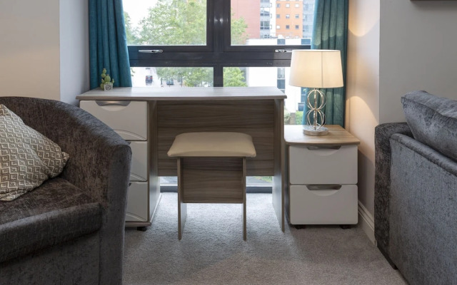 Higher Living - Southampton City Penthouse