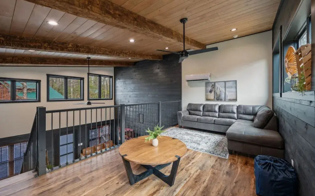 Game Room-hot Tub-10 Mins to Downtown Gatlinburg