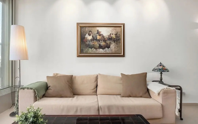 Chic Bright Urban Escape by Sea N' Rent