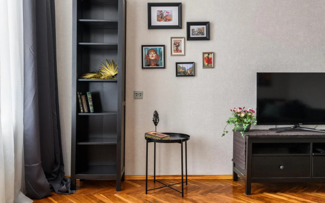 Sutki Rent (Сутки Рент) с видом на набережную канала Грибоедова