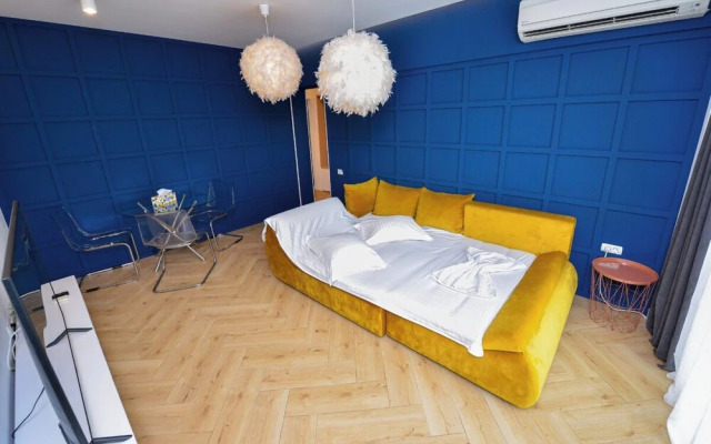 Blue Moon - One Bedroom - Romana Square
