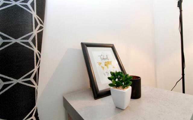Modern Balcony Apartment with Pool close to Lake in "Donaustadt"