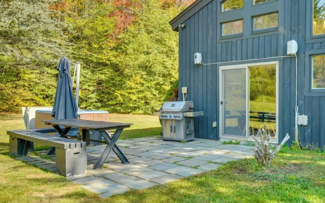 Stratton Shuttle Access! Vermont Mountain Hideaway
