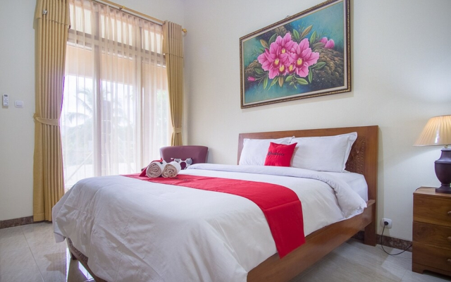 RedDoorz Plus @ Pancer Door Beach