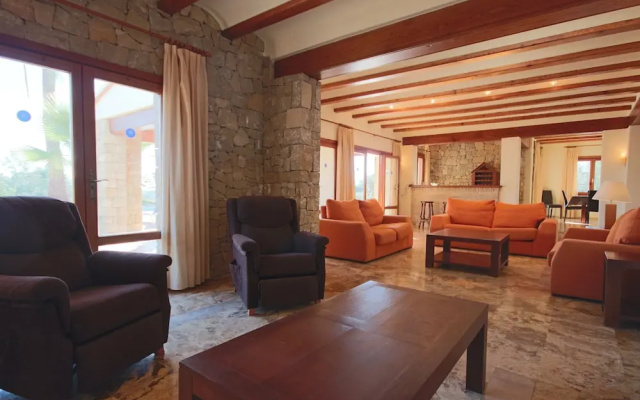 Private 4-bedroom Villa w/ Pool, Summer Kitchen & Expansive Living Space