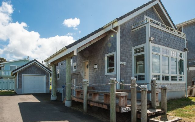 The Tides Inn in Lincoln City 4 Br home by RedAwning